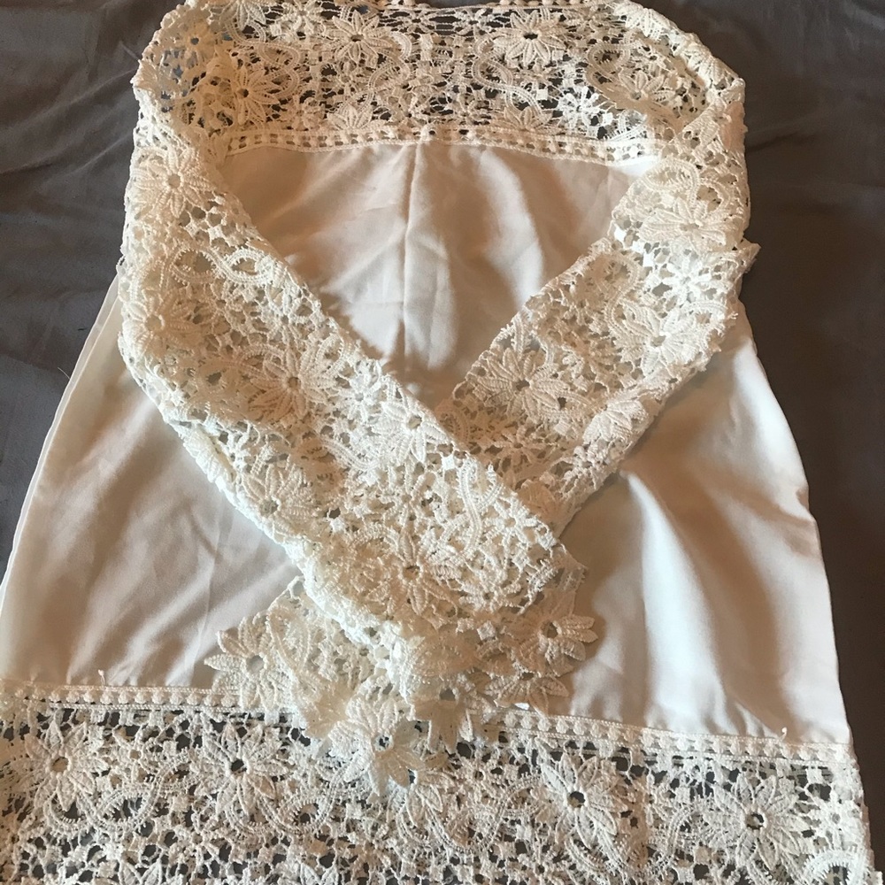 XL white lace and polyester shirt